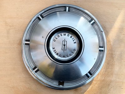 Oldsmobile-Cutlas-1965-1956-hubcaps-enjoliveur